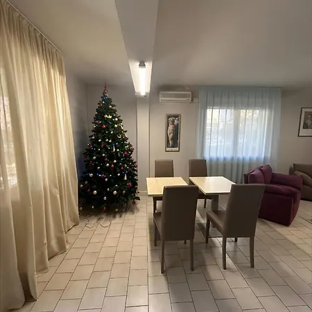 מלון דירות Parmigianino 3*